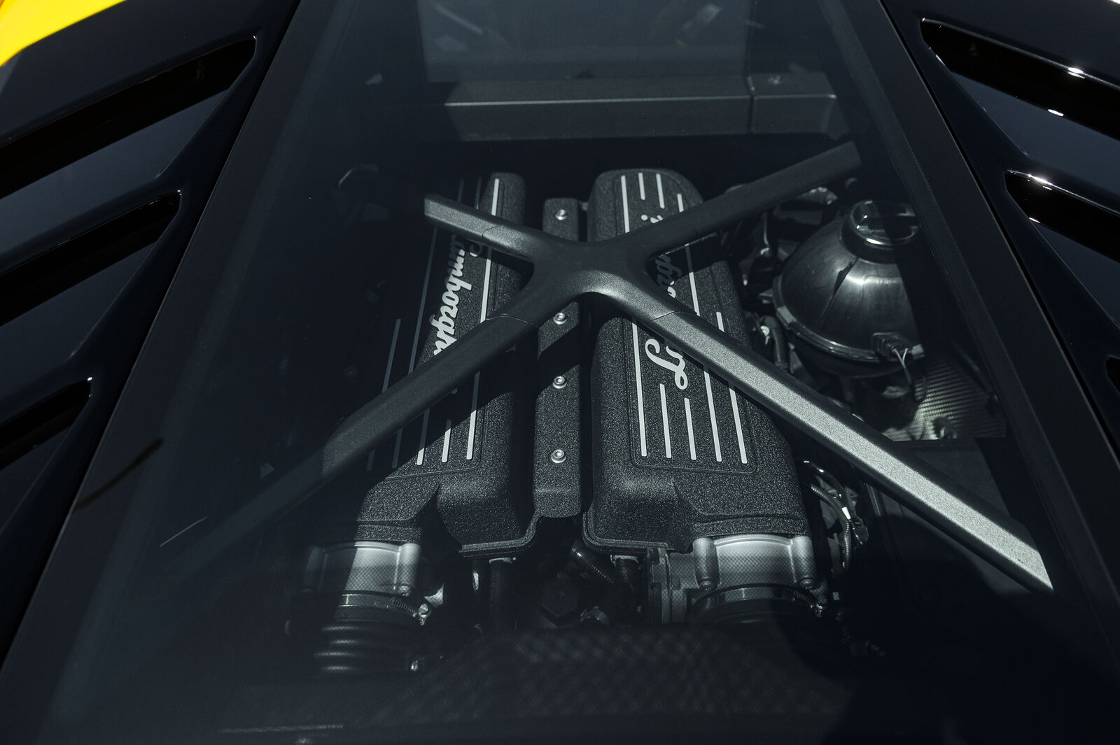 5.2 L naturally aspirated V10 visible through the rear glass cover