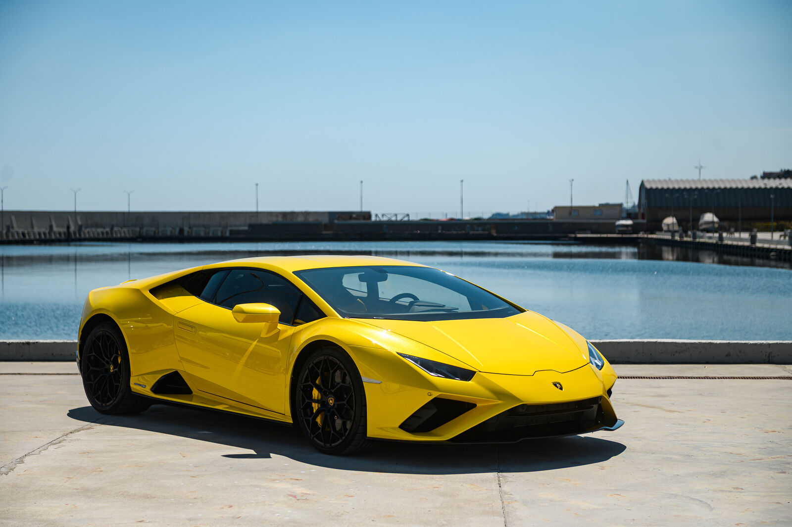 Front three-quarter view, Giallo Belenus exterior
