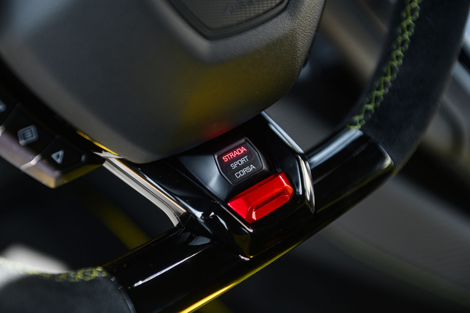 STRADA / SPORT / CORSA drive-mode selector on the steering wheel