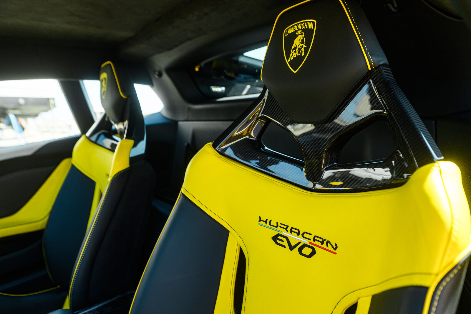 HURACÁN EVO carbon bucket seats with yellow accents